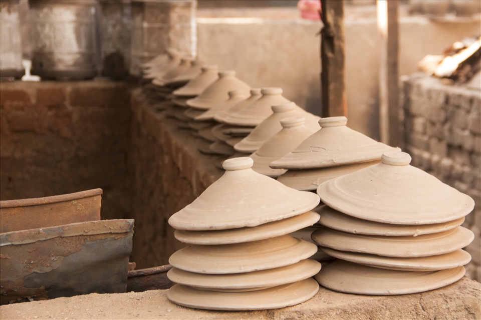 Nestled in the heart of the Mumbai lies an age old village of potters known as “Kumbharwada”. Pottery has been the only business for these artisans here for more than a centuries. Pots made here are exported to the countries world over but the living condition of the potters has not changed for ages.
The artistry is always admired and appreciated. But, the artists are always behind the stage performing without any appreciation or credit.