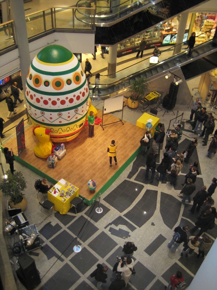 Shopping center Easter egg