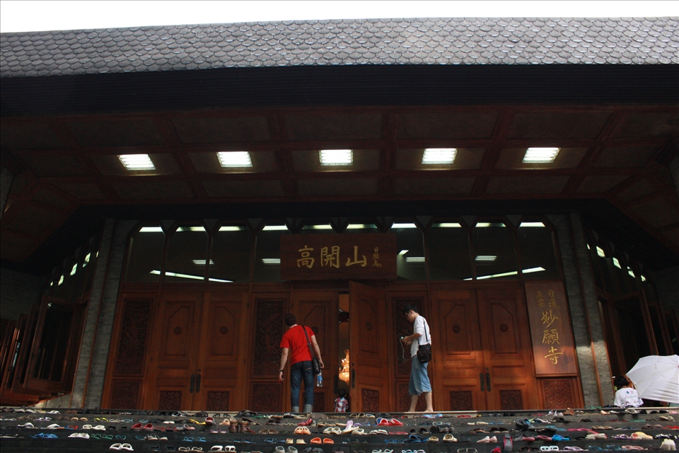 it's the Myogan-Ji ; A Shinto (Japanese Buddism) Temple. Prayer session already in progress. FYI : taking picture inside the temple when the prayer in session are forbidden.
