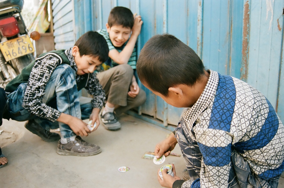 I chanced upon this bunch of kids along the back streets of Yarkand (Xinjiang, Western China) participating in what seems to be the most popular childhood activity in town. It requires a deck of round cards and the players' ability to toss each card against the ground perpendicularly so that it would bounce back up and override the opponent's card.

Watching them in complete indulgence makes me realize; that games and fun take form in the simplest possible way, and does not always have to involve the latest electronic gadgets.

Sometimes, it doesn't even matter what we do, as long as we have the right company.