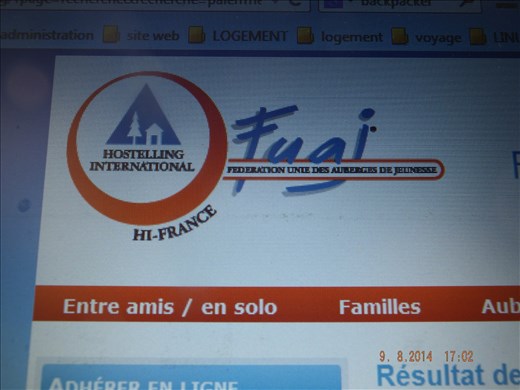 chez les grands professionnelles des auberges de jeunesses du site francais ont parle pafois des familles et des publics assimilés (photo 1/2) mais pour reserver il y a bien la nuance solo ou en famille (photo 2/2)

 place au pro de l'info pour discerner le vrai du faux sur cet étrangeté de 2014 en France et les possibles commentaires de ce site

 