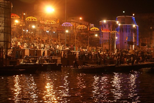 The pearl necklace of the Ganges:
As evening prayers commence people flock the beautifully lit up ghats on foot and by water. The intensity of the prayers creates a mesmerizing resonance.
