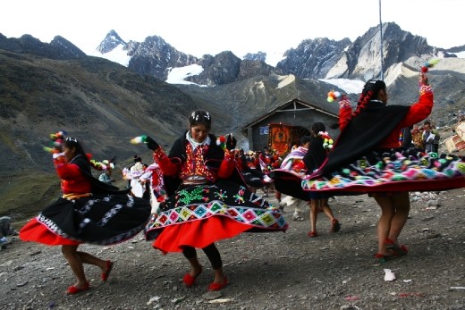 It is a colorful spectacle. However the brotherhood of Qoyllur Riti, does not like tourists. 
“This is not a commercial show, like the Inti Raymi. I don’t want tourists taking pictures,”  says an  irritated authority, his breath making white figures. 