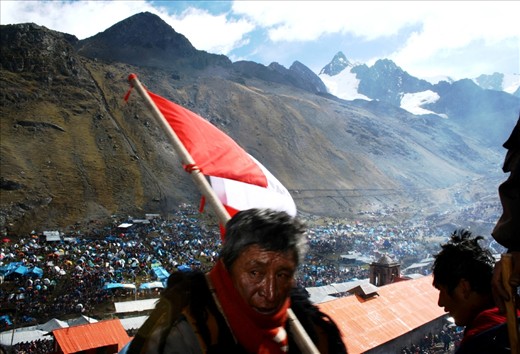 The stream of people walks more than eight miles during all the night, between cliffs and grasslands, enduring freezing temperatures and sliding all the time due to the night frost that wets their coats. Some carry candles, flags or blankets. Others carry children on their backs.	
	