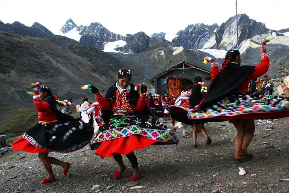 It is a colorful spectacle. However the brotherhood of Qoyllur Riti, does not like tourists. “This is not a commercial show, like the Inti Raymi. I don’t want tourists taking pictures,” says an irritated authority, his breath making white figures.	
	