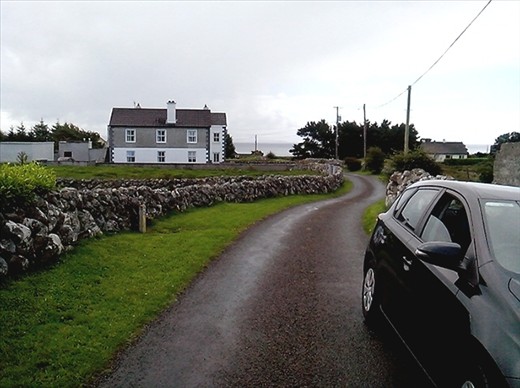 Residential seaside street near Tully. Mostly holiday homes?
