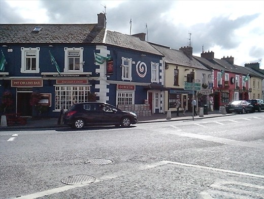 Adare.. pretty town with driveable streets:-) 