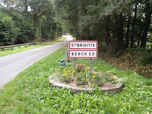 How to pronounce the town names always shown.  I may be wrong here?  The bottom word may be the local Breton pronunciation, originating from Gaelic.