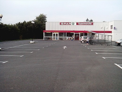 Supermarket Gouarec. No.. the women aren't here?