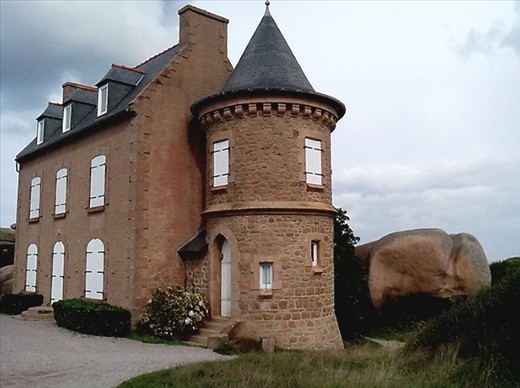 If it wasn't for the cylinders with cones a lot of the buildings would be ordinary.