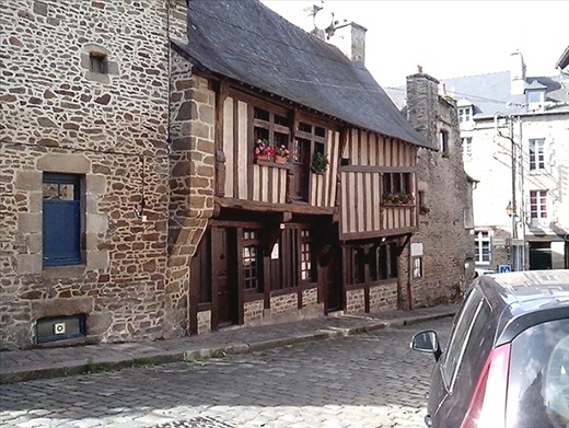 Some of the buildings look ready to collapse! I'm guessing they don't have earthquakes here?