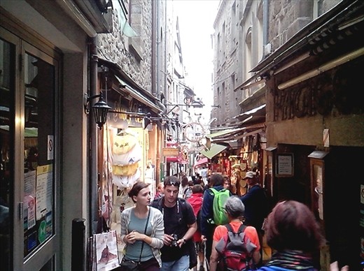 The lower level. Le touriste trap!