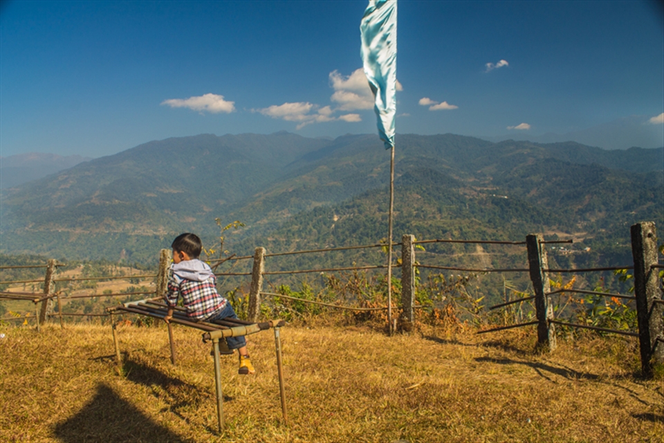 The local boy was feeling disappointed after seeing me like the mountain.