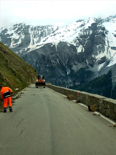 Clearing fallen rocks from the Stelvio Pass