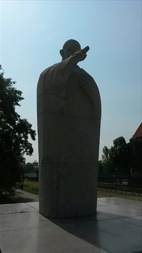 Jan XXII pointing west in a call for peace among nations