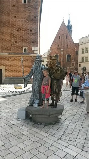 Random kid posing with 2 statue people