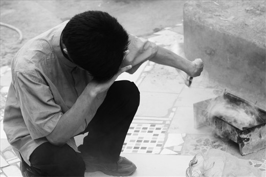 What I found in my friend’s front yard – One of friends, he’s preparing the mini grill for toasting the fishes. We used wood charcoal & unused papers for the grill, making the grill produced much smoke.