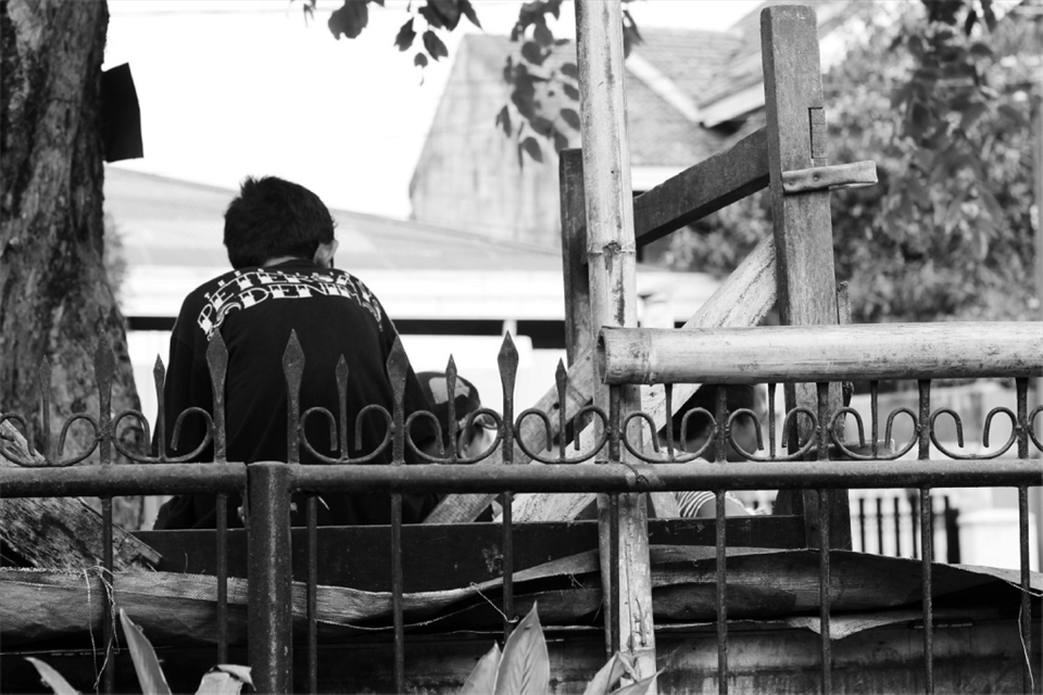 What I found in my friend’s front yard – A boy was sitting in front of fence, waiting the evening to come to open his night food stall together with his friends. When the night comes, there’ll be a crowd in front of my friend’s house caused by this food stall. 