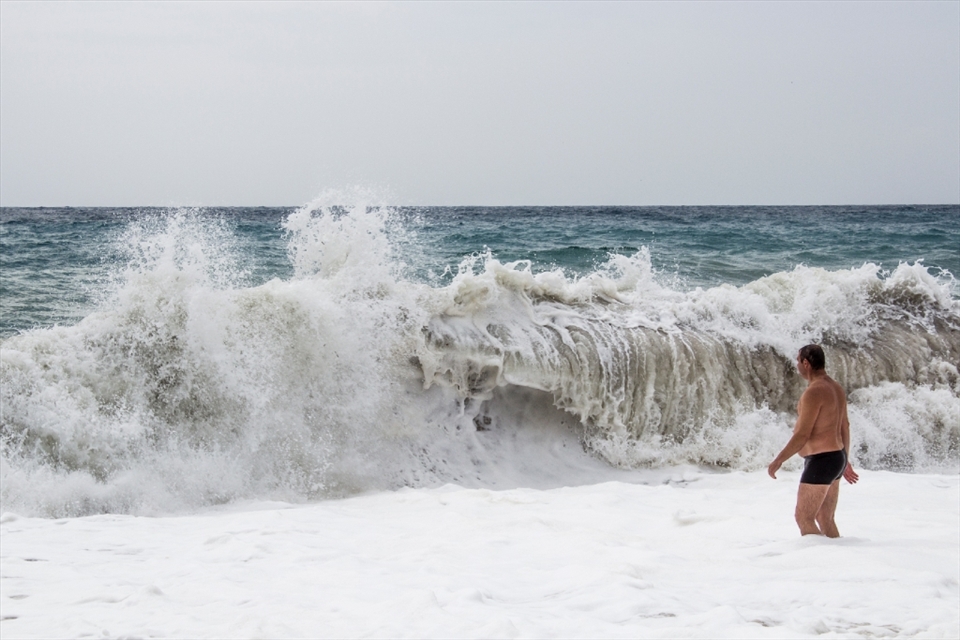 Brave man is going to go to sea. There is no lifeguard or rescue. Following waves reached up to four meters. Then, when he came out of the water,  I asked him why he did that? And he said he  never had the courage until now. Rich man who lost his love..