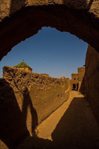 the alley toTamegroute's famous historical religious medrassa. 