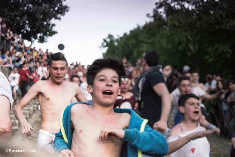 Guys are running to disclose herdsmen and oxen’s arrive.