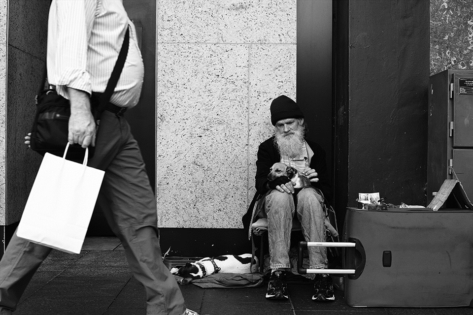 “An untold story on the streets of Sydney”. Sydney Australia, like any metropolis has its cracks and crevices. Hidden in behind and in between the passers-by, I happened upon Warren. He’s 56 and for the past two years he’s been living on the pockmarked inner city streets. Life was once good he tells me; an opal miner who moved into construction only to have his business partner stab him in the back leaving him with a debt to the bank for over six figures.