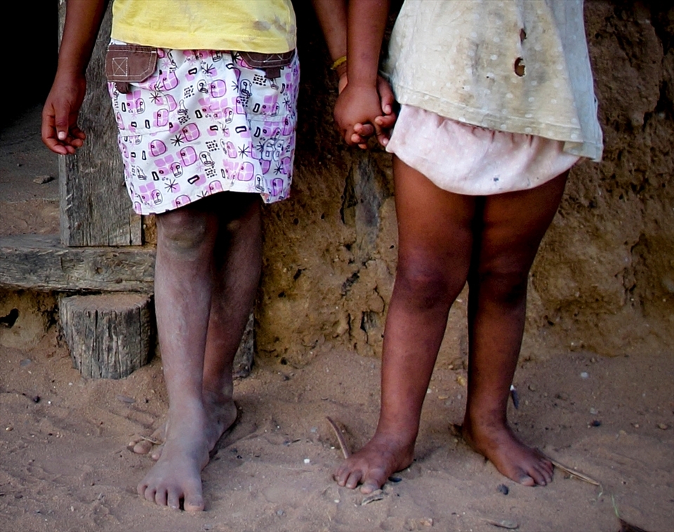 Children almost never leave the Raso: the closest city is about 60km away and is hart to reach without a four-wheeled drive, which people there obviously don't have. Life is simple and safe, nature around is beautiful and a large piece of land - 6,4 thousand square kilometers - is destined to the Pankararés by Brazilian law. In spite of that, kids usually just want to grow old, find a job and move out of the desertic place. This is still the dream of many adultos, too.