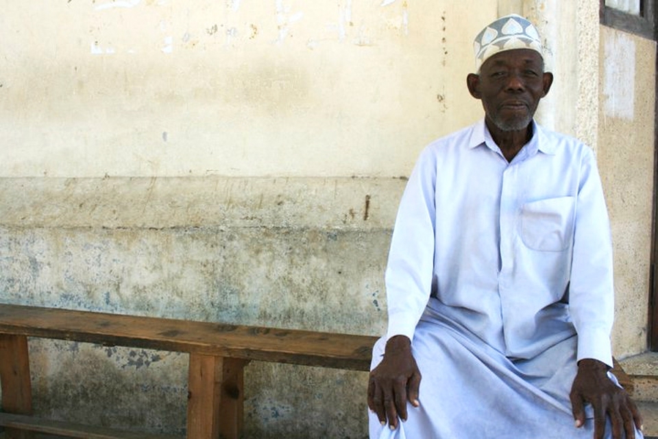 Mr Intriguing:
​​
Amidst the muddy ground, dust and dirt, the old man stood out, sitting up proudly in his pristine white 'abaya' (robe). I looked at him amazed, wondering how he kept his clothes so clean. I asked him for a photo to which he arched his back even higher, knowing full well it was his demeanour that caught his attention.
Hours later I was still thinking of him.