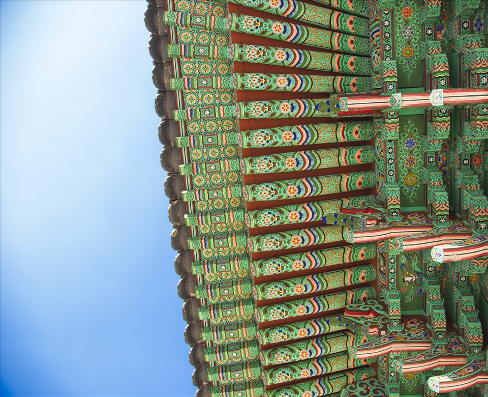 On so many occasions, I reminded to look up.  As one of the most densely populated countries, Korea has been forced to grown up. However, it's ancient temples no doubt knew of the beauty in the unseen.