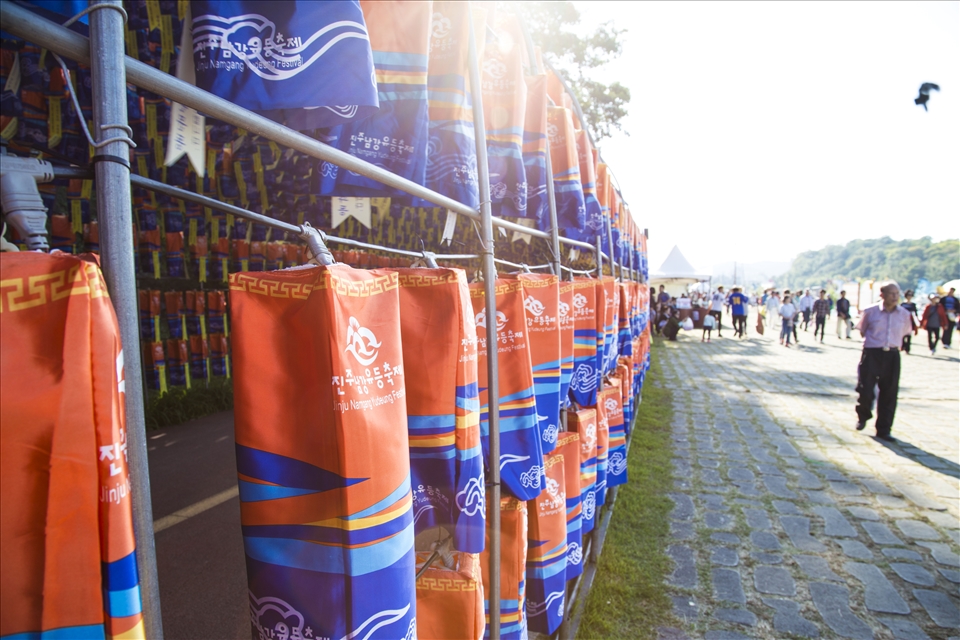 Keeping with tradition, the lantern festival draws a massive crowd. Young and old alike come alive at night to witness the spectacle of lights.