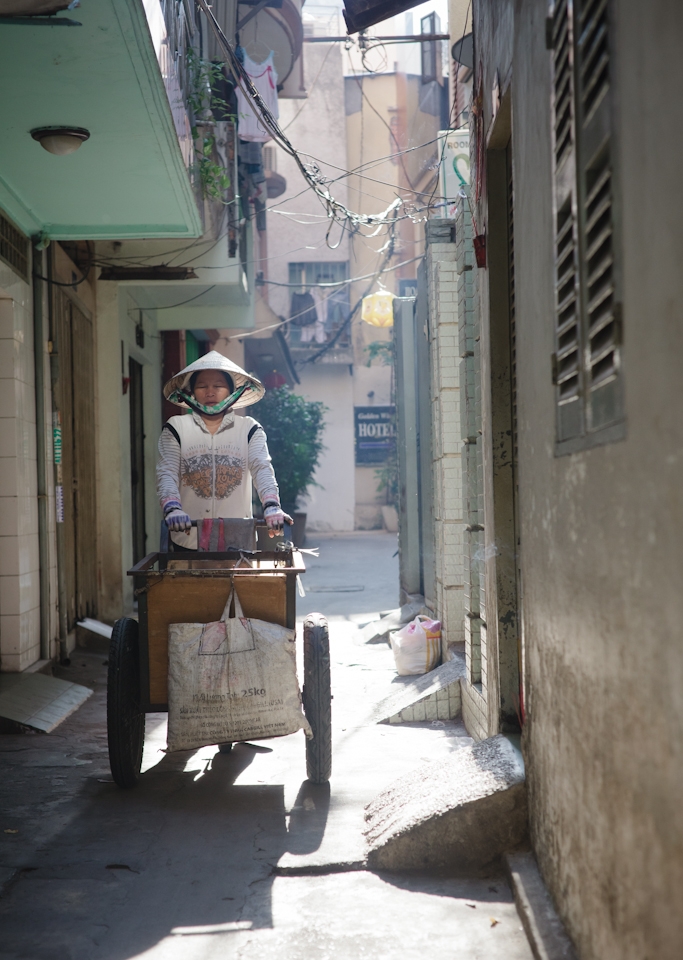 Professional Vietnamese tins, cans and plastic bottles recyclist