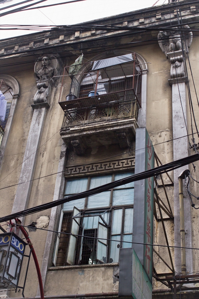 An old apartment influenced by Spanish architecture. Filipino Chinese lives here