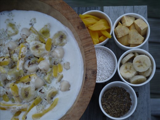 Tambo-tambong (Sticky rice balls in coconut milk)