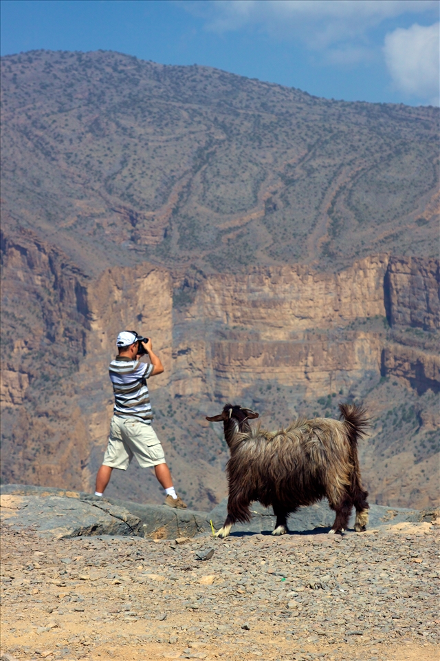 When taking pictures on the rim of Jebel Shams it's good to check six