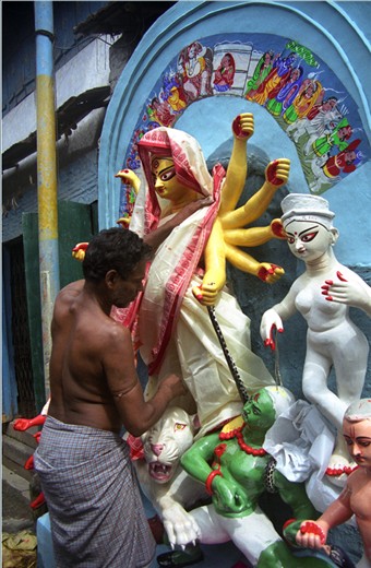 before delivary artis coverd with cotton cloths .  