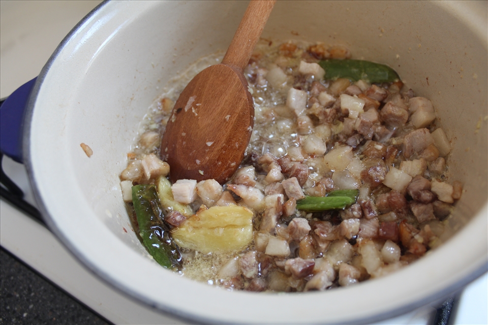 Sauteing pork and ginger