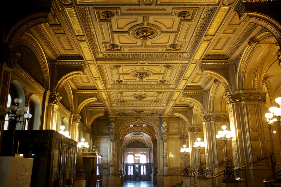 Even the Vienna State Opera House was closed! The silver lining to this is that I can take all photos I want... of the lobby.