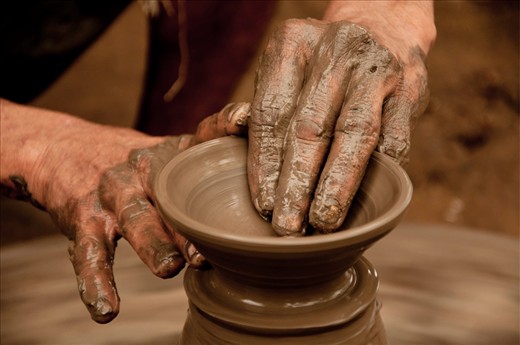 “Earth, water and your hands, that’s all you need,” philosophises Shakeelbhai, while working on his manual potter’s wheel that costs a mere 1,200 Rupees ($20). And that’s all the help he’s managed from the Government in all these years.
