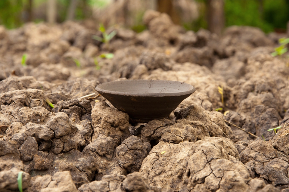 Fortunately for Shakeelbhai, the clay found on the banks of Bhogavo river, a few kilometers away is excellent for pottery and is freely available.