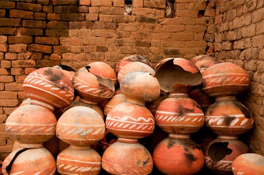 Through his trade, Shakeelbhai barely manages to make 150-200 rupees ($3-4) on a good day. Tough competition from cheap and easily available plastic products means a bleak future for him and his children.