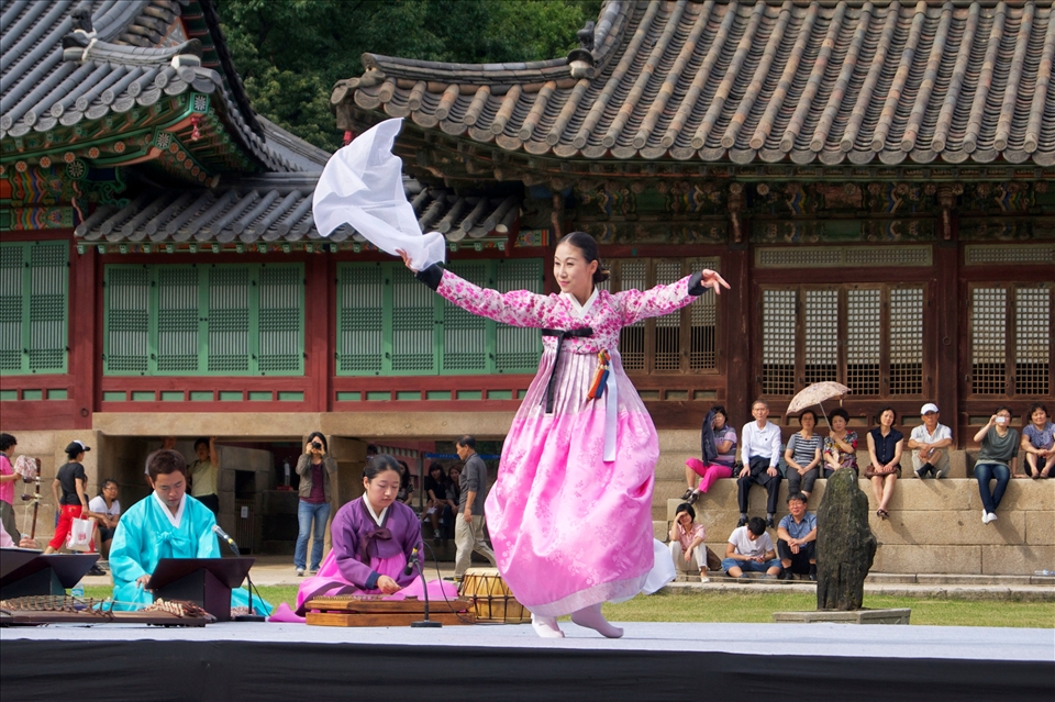 The Culturist – During the annual Chuseok Festival (thanksgiving) most Koreans pay homage to their ancestors. As an act of celebration many performances are put on to remind locals and educate visitors alike of Korea’s cultural heritage.  