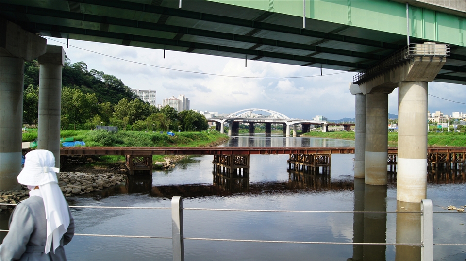The Observer – Seoul is like a phoenix that arose from the ashes of the Korean War. After almost 60 years since the conflict, the city has seen unprecedented growth. 
