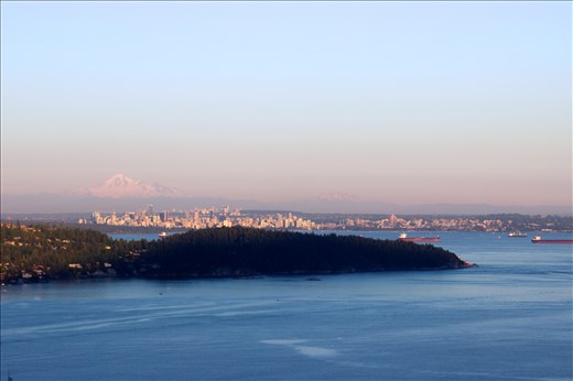 Vancouver bay, Downtown Vancouver and Mount Baker 