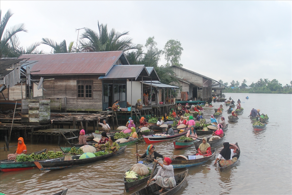 The activity of the floating market as it is flowing along the Martapura River