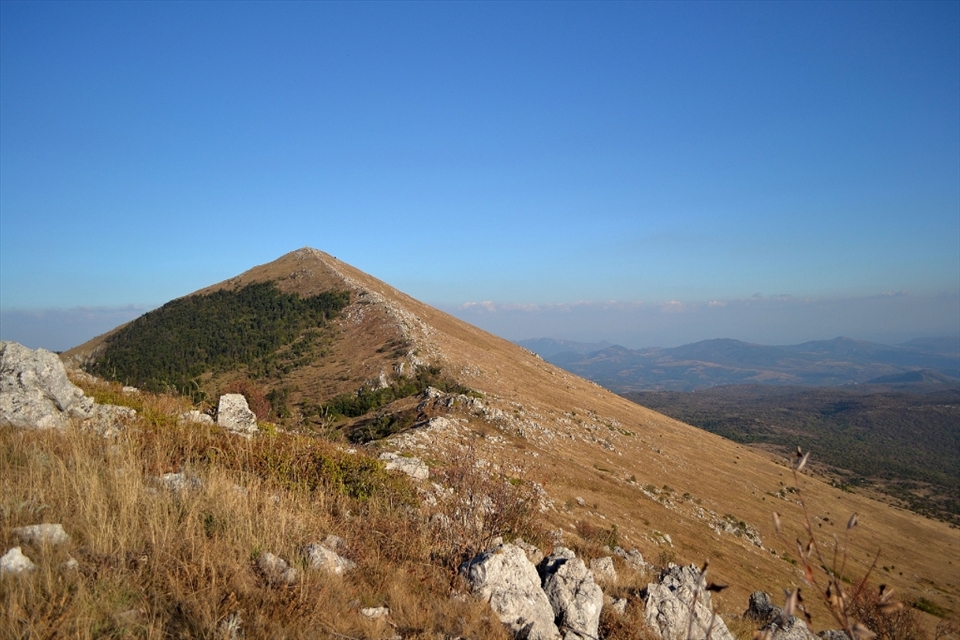 For some New Age believers, the pyramidal shape of the mountain is due to it containing an alien pyramid emitting mystical energies. Many people have flocked here prior to the predicted Mayan Doomsday, believing it will protect them.