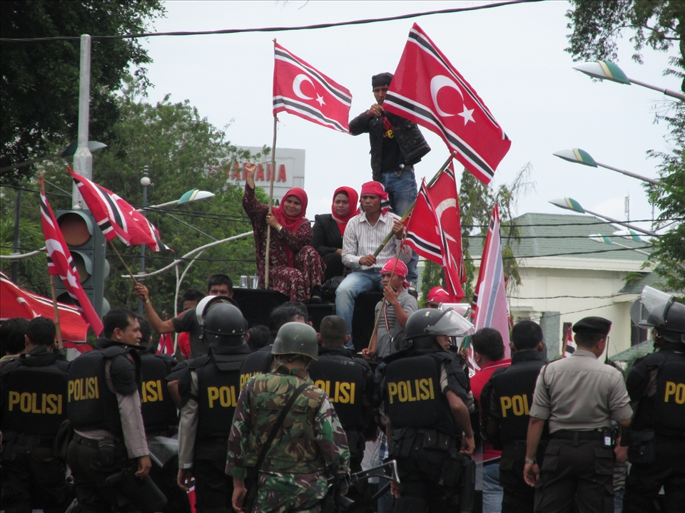 Demonstran, Police, and Army