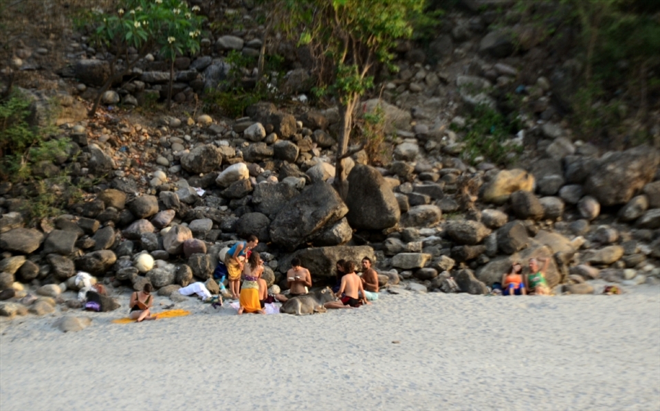 No Boundaries - Another group of tourists boundlessly mixing up with the place, the religion and even species!