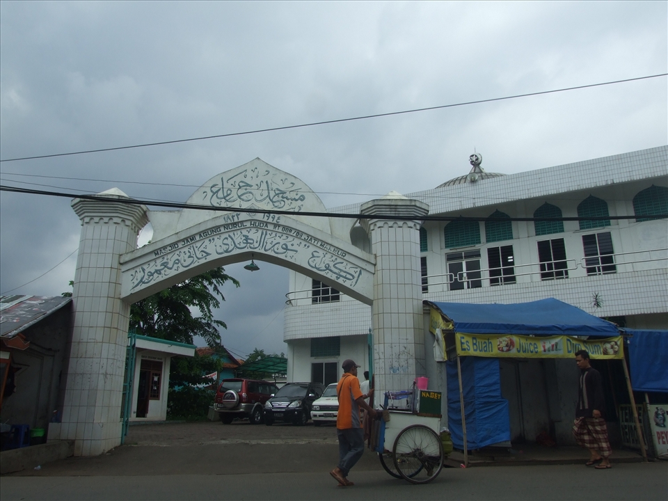 This is Nurul Huda Mosque, located in Bekasi. More popular called 'White Mosque