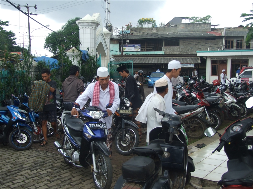Every Friday Pray, the mosque is crowded. Most people come by a motorcycle.