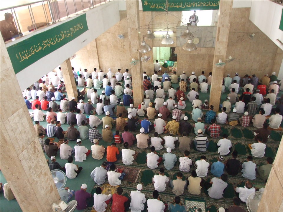 While praying, the mosque feel so peaceful and calm.